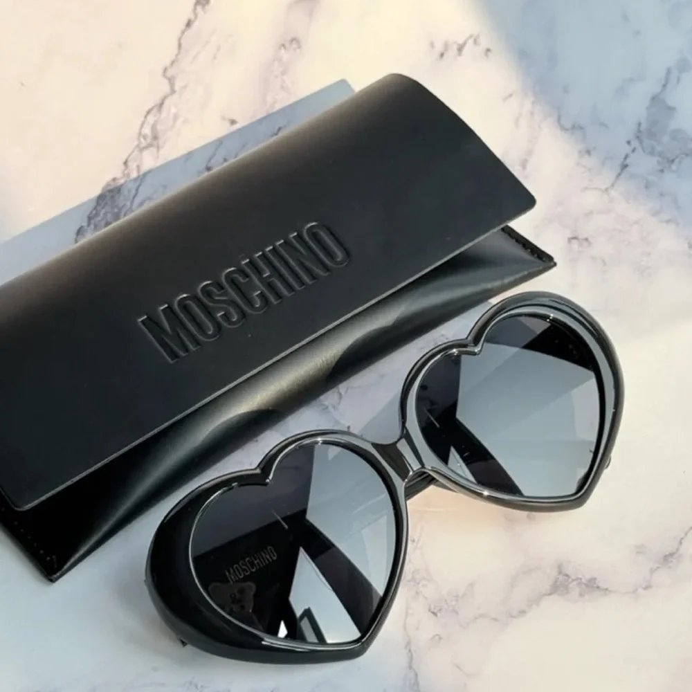 NWT Moschino Black Heart Shaped Sunglasses - Picture 3 of 5